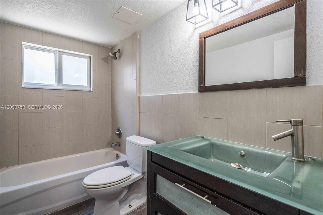 Activo con contrato: $1,850 (1 camas, 1 baños, 700 Pies cuadrados)