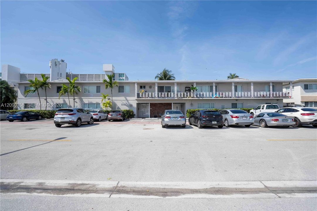 For Rent: $1,950 (1 beds, 1 baths, 700 Square Feet)