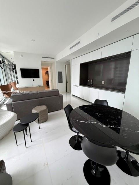 For Rent: $7,300 (1 beds, 1 baths, 679 Square Feet)