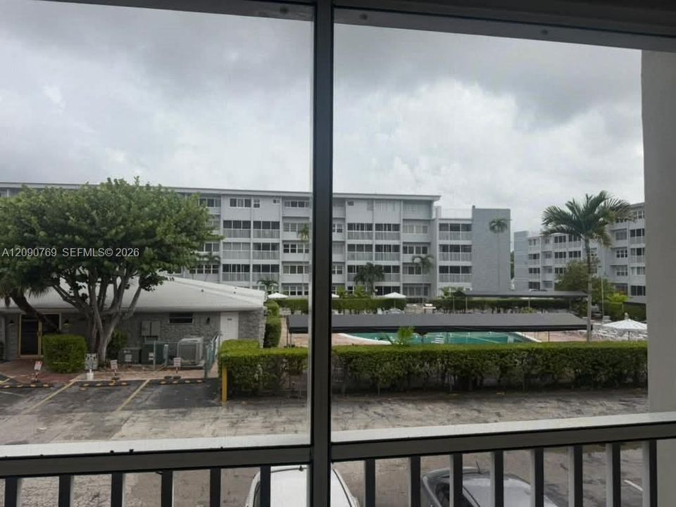 For Sale: $145,000 (1 beds, 1 baths, 770 Square Feet)