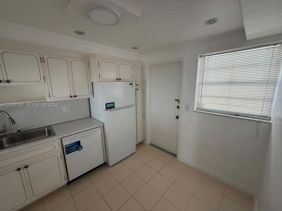 For Sale: $134,000 (1 beds, 1 baths, 770 Square Feet)