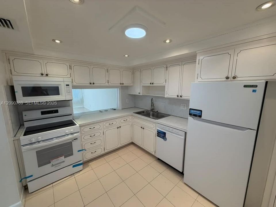 For Sale: $134,000 (1 beds, 1 baths, 770 Square Feet)