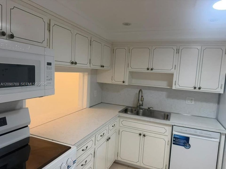 For Sale: $145,000 (1 beds, 1 baths, 770 Square Feet)