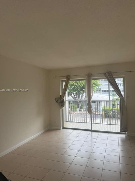 For Sale: $145,000 (1 beds, 1 baths, 770 Square Feet)