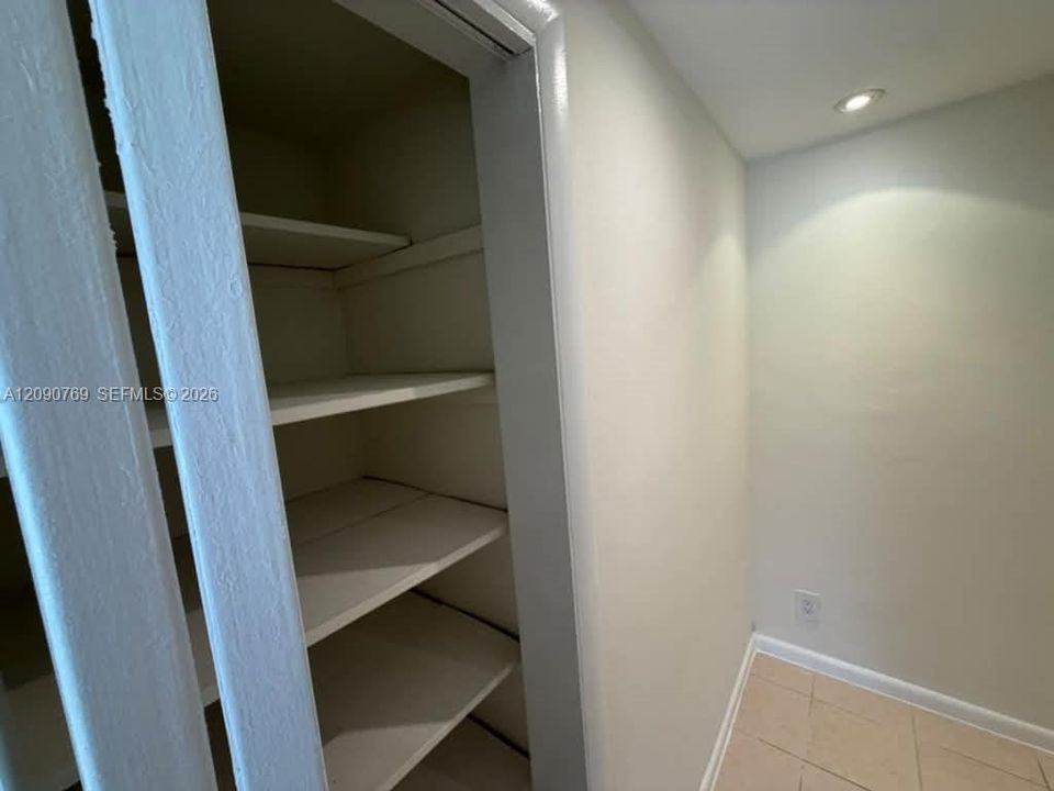 For Sale: $134,000 (1 beds, 1 baths, 770 Square Feet)