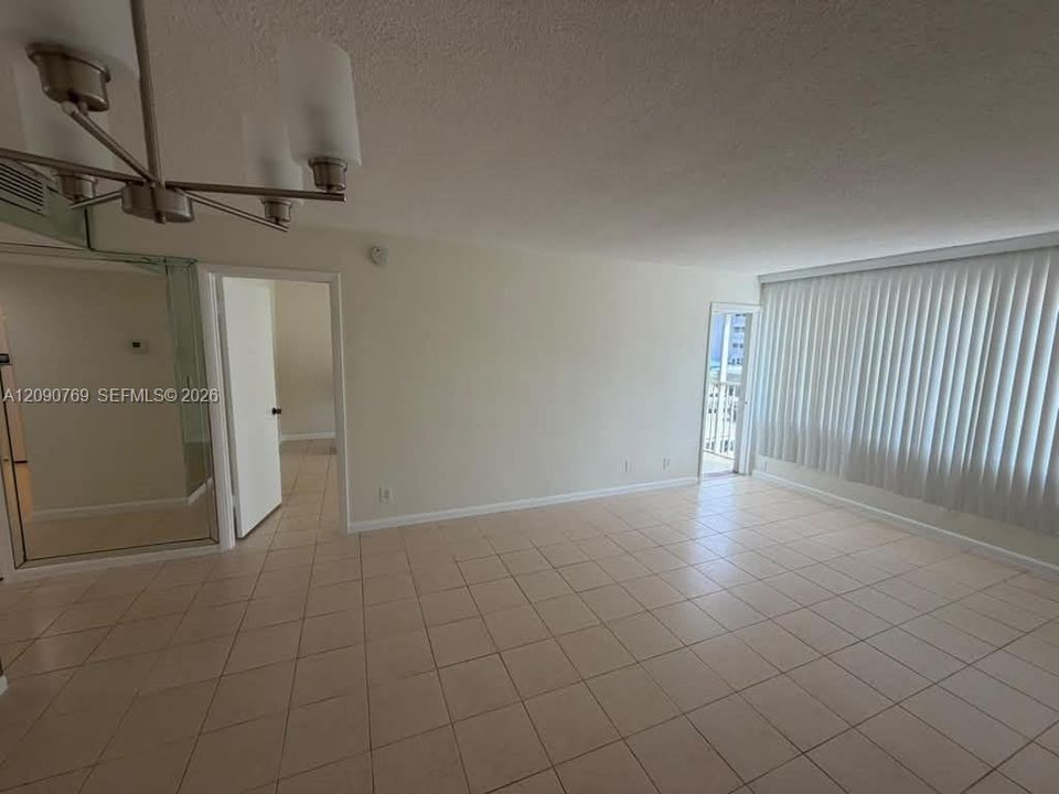 For Sale: $134,000 (1 beds, 1 baths, 770 Square Feet)