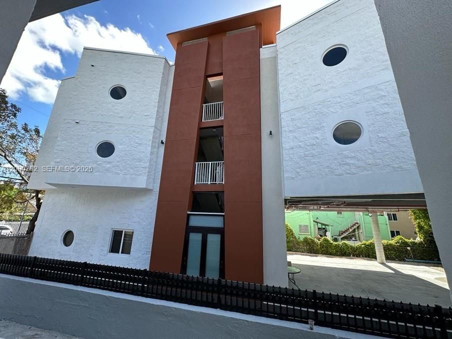 For Rent: $2,250 (2 beds, 2 baths, 715 Square Feet)