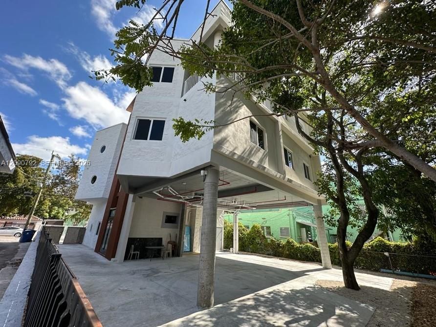 For Rent: $2,250 (2 beds, 2 baths, 715 Square Feet)
