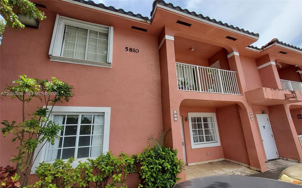 En Venta: $208,800 (2 camas, 2 baños, 820 Pies cuadrados)