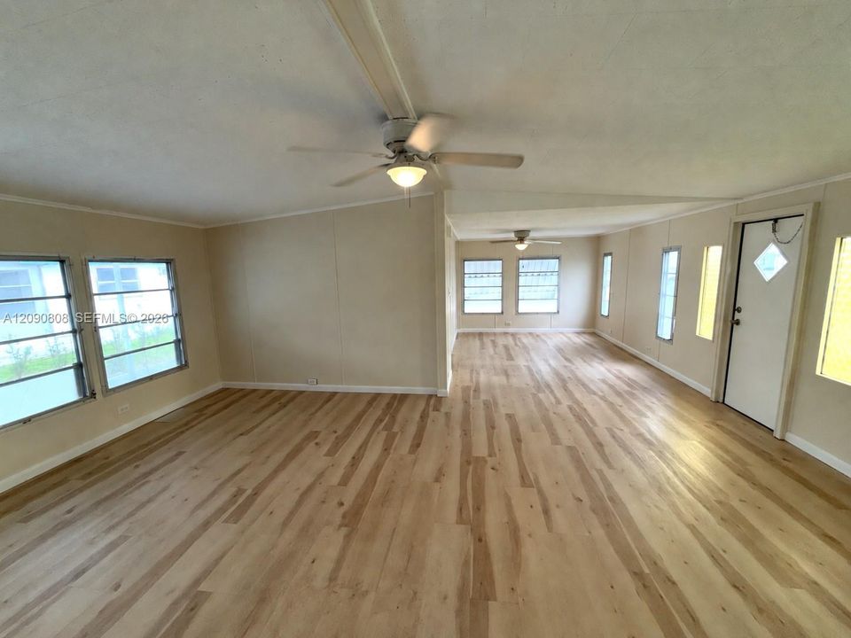 For Sale: $174,999 (2 beds, 2 baths, 1160 Square Feet)