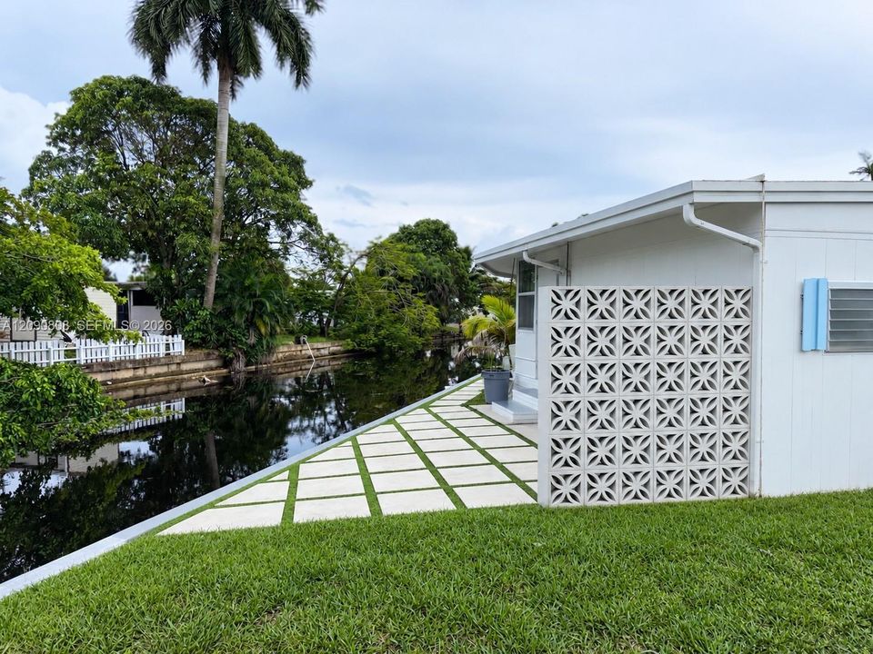 For Sale: $174,999 (2 beds, 2 baths, 1160 Square Feet)