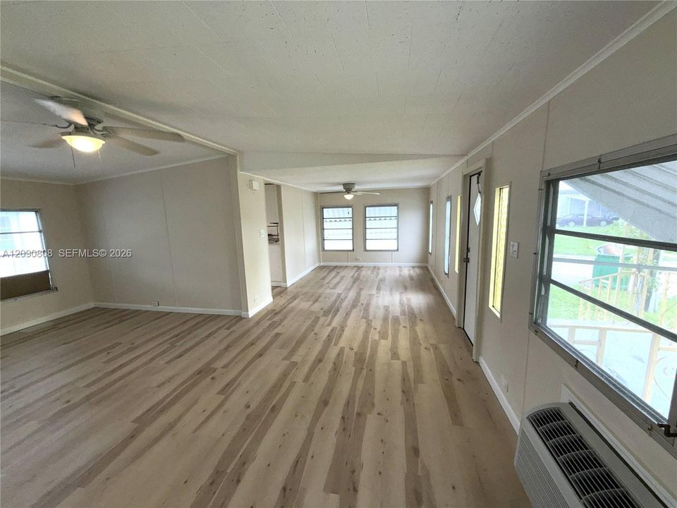 For Sale: $174,999 (2 beds, 2 baths, 1160 Square Feet)