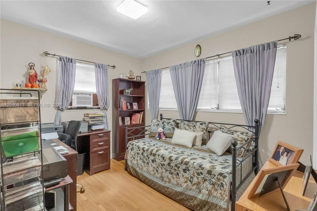 Под контрактом: $629,999 (3 спален, 1 ванн, 1083 Квадратных фут)