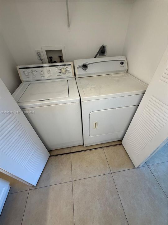 For Sale: $255,000 (2 beds, 1 baths, 817 Square Feet)