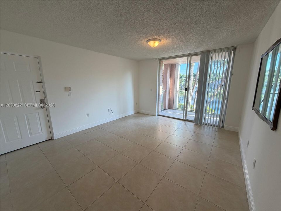 For Sale: $255,000 (2 beds, 1 baths, 817 Square Feet)