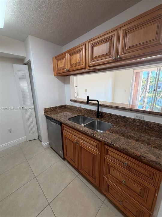 For Sale: $255,000 (2 beds, 1 baths, 817 Square Feet)