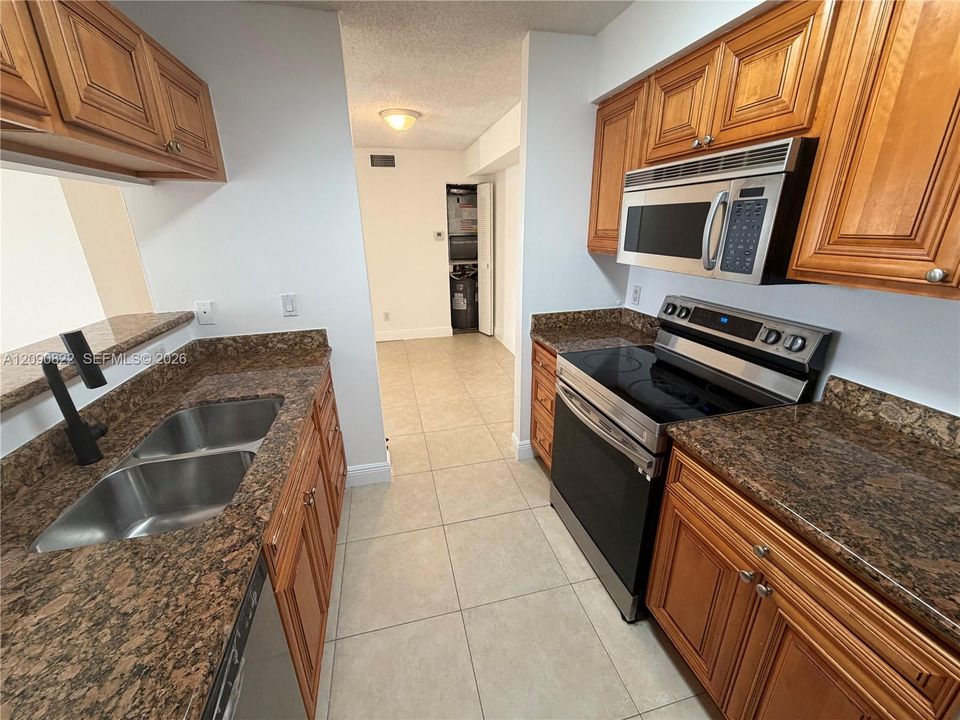 For Sale: $255,000 (2 beds, 1 baths, 817 Square Feet)