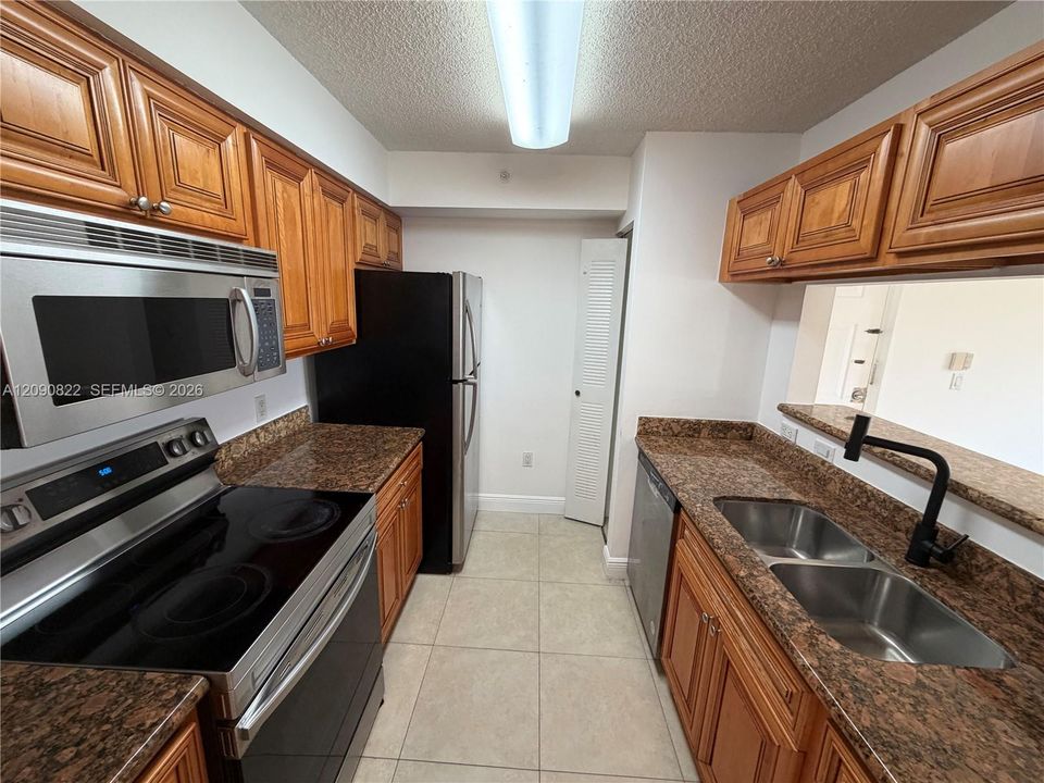 For Sale: $255,000 (2 beds, 1 baths, 817 Square Feet)