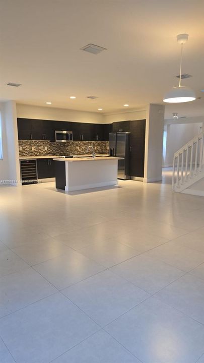 For Rent: $6,500 (5 beds, 4 baths, 3205 Square Feet)