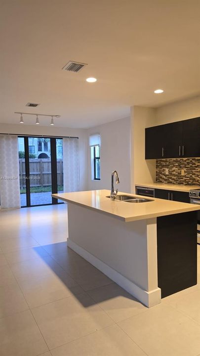 For Rent: $6,500 (5 beds, 4 baths, 3205 Square Feet)