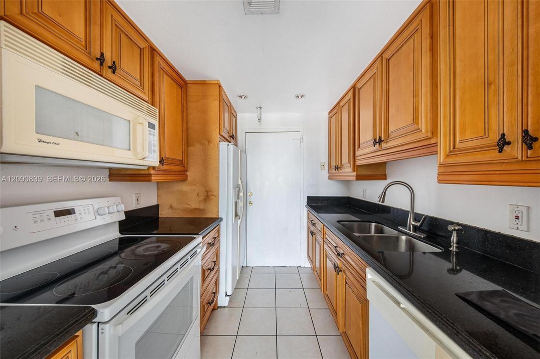 For Rent: $2,500 (2 beds, 2 baths, 904 Square Feet)