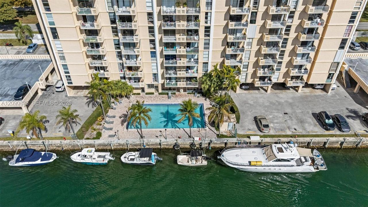 For Rent: $2,500 (2 beds, 2 baths, 904 Square Feet)