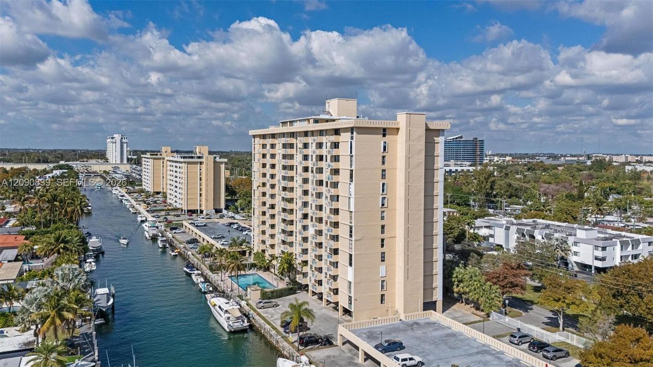 For Rent: $2,500 (2 beds, 2 baths, 904 Square Feet)
