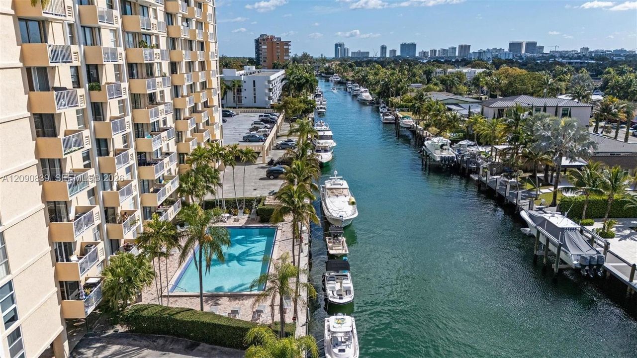 For Rent: $2,500 (2 beds, 2 baths, 904 Square Feet)