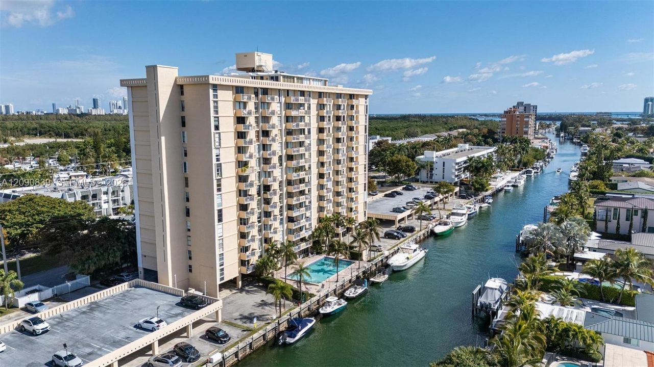 For Rent: $2,500 (2 beds, 2 baths, 904 Square Feet)
