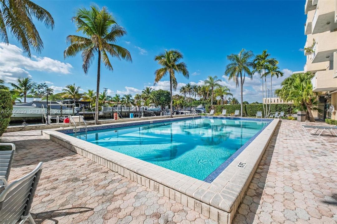 For Rent: $2,500 (2 beds, 2 baths, 904 Square Feet)
