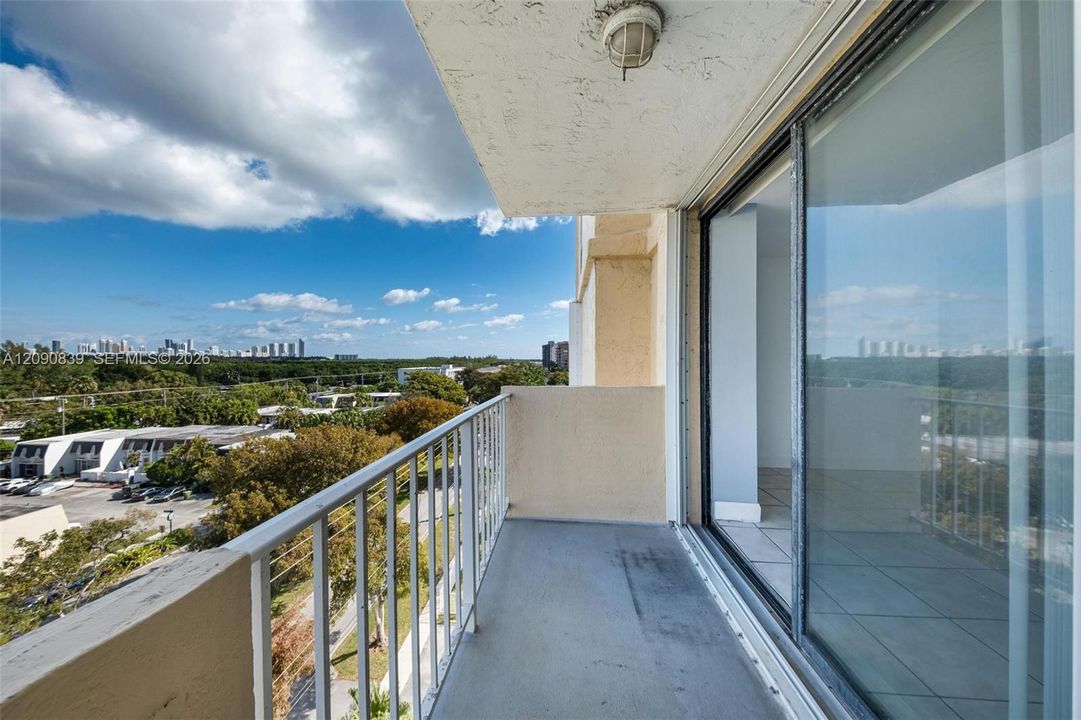 For Rent: $2,500 (2 beds, 2 baths, 904 Square Feet)
