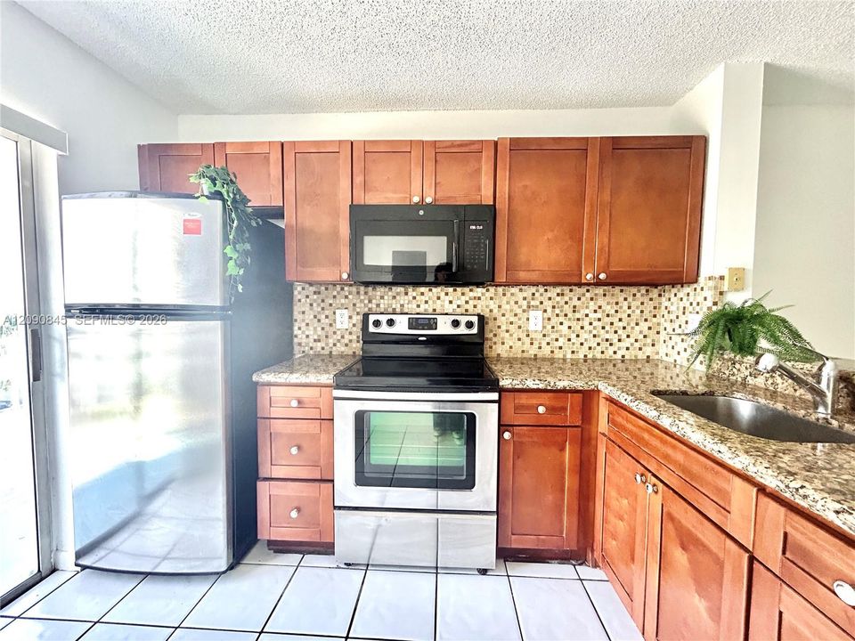 For Sale: $340,000 (2 beds, 2 baths, 625 Square Feet)