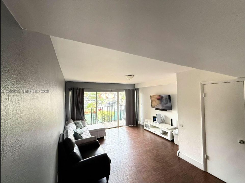 For Sale: $225,000 (2 beds, 2 baths, 1113 Square Feet)