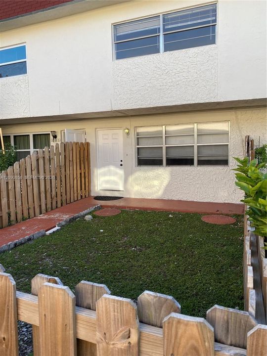 For Rent: $2,300 (2 beds, 1 baths, 1075 Square Feet)