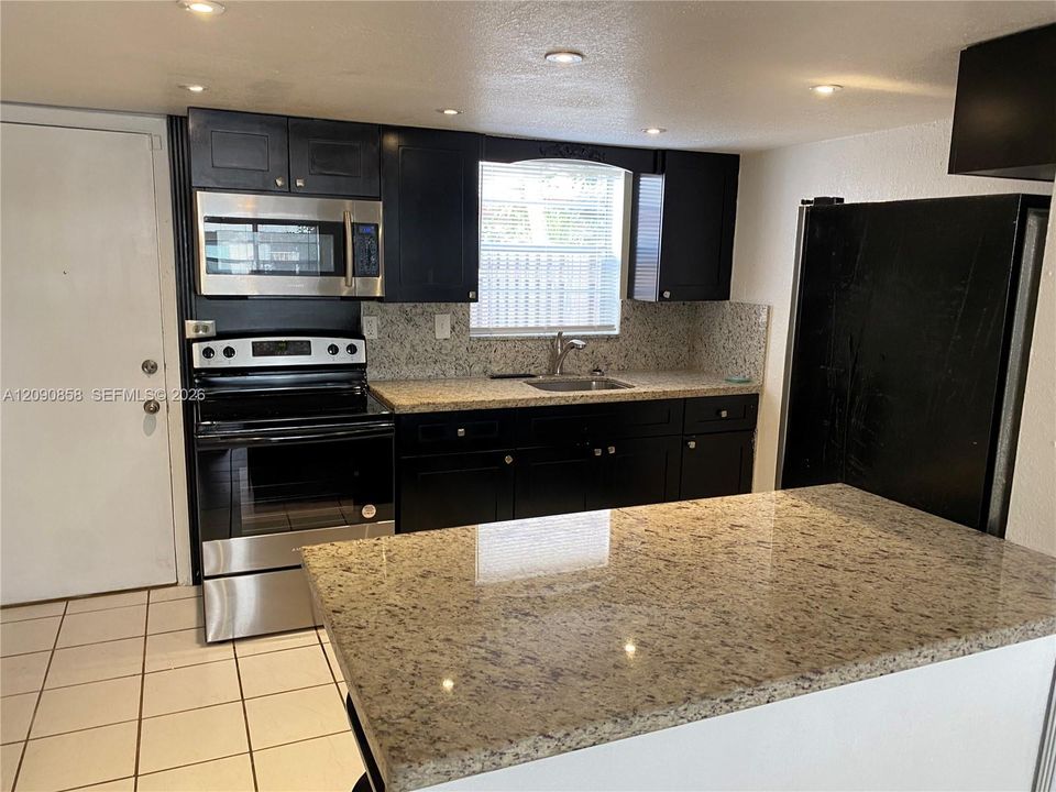 For Rent: $2,300 (2 beds, 1 baths, 1075 Square Feet)