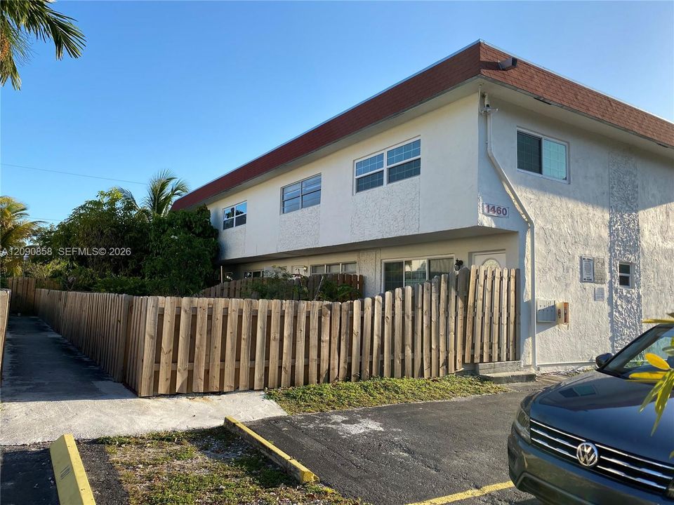 For Rent: $2,300 (2 beds, 1 baths, 1075 Square Feet)