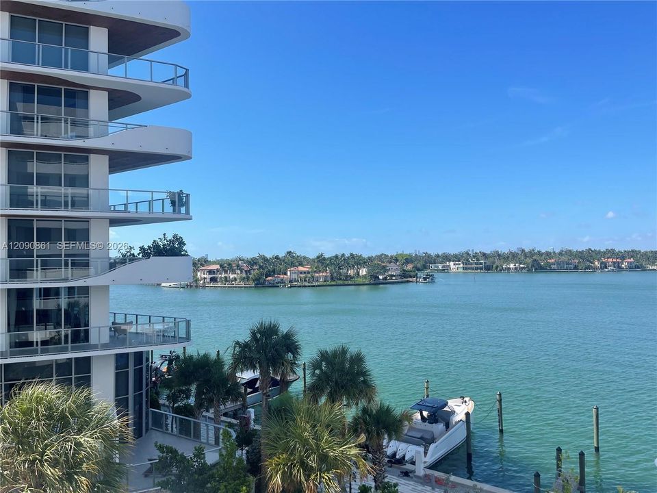 For Rent: $2,700 (1 beds, 1 baths, 882 Square Feet)