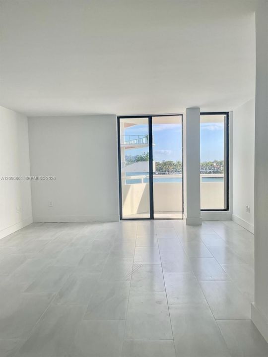 For Rent: $2,700 (1 beds, 1 baths, 882 Square Feet)