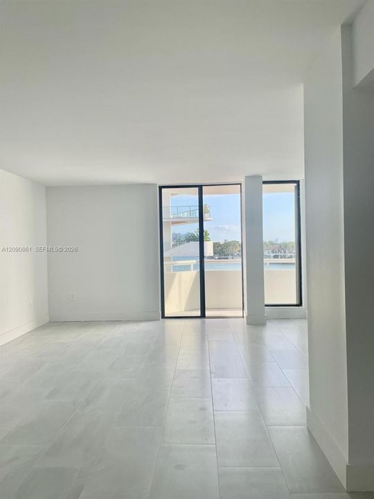 For Rent: $2,700 (1 beds, 1 baths, 882 Square Feet)