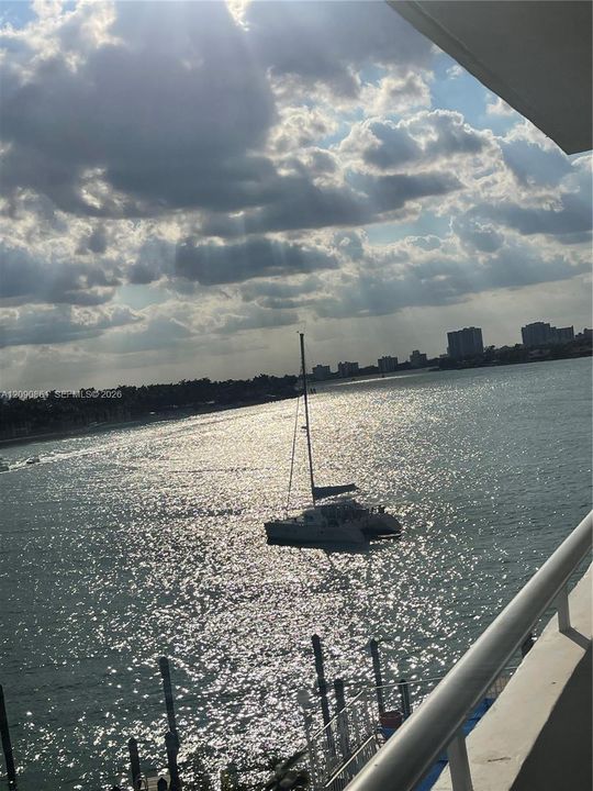 For Rent: $2,700 (1 beds, 1 baths, 882 Square Feet)