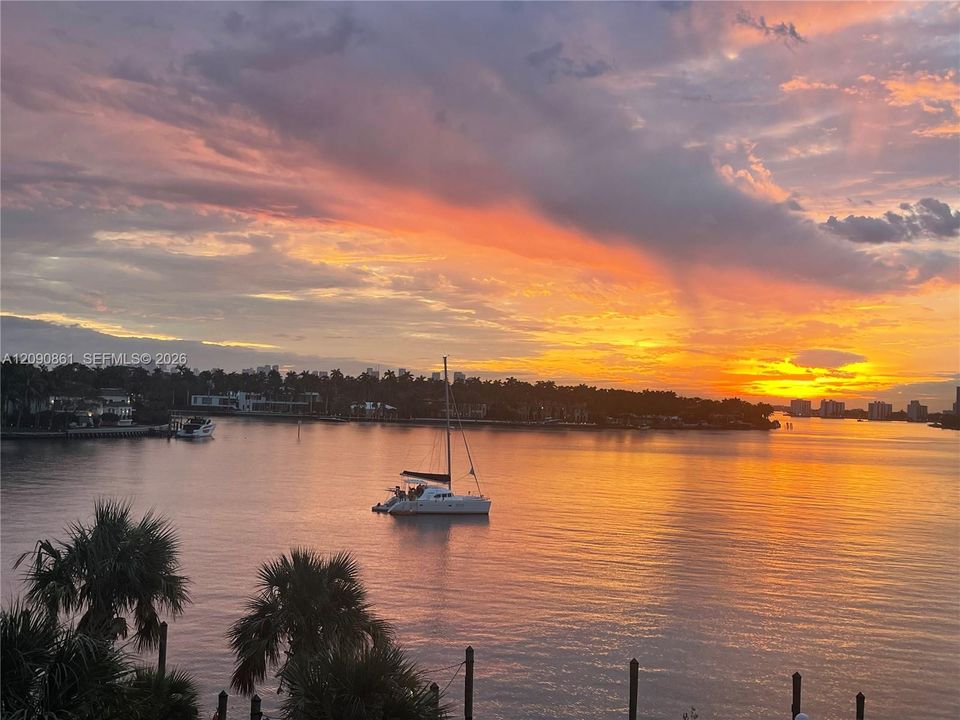 For Rent: $2,700 (1 beds, 1 baths, 882 Square Feet)