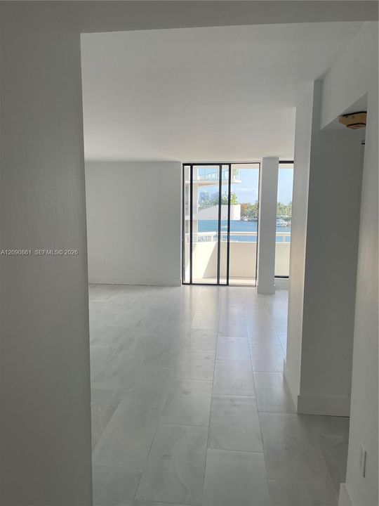 For Rent: $2,700 (1 beds, 1 baths, 882 Square Feet)