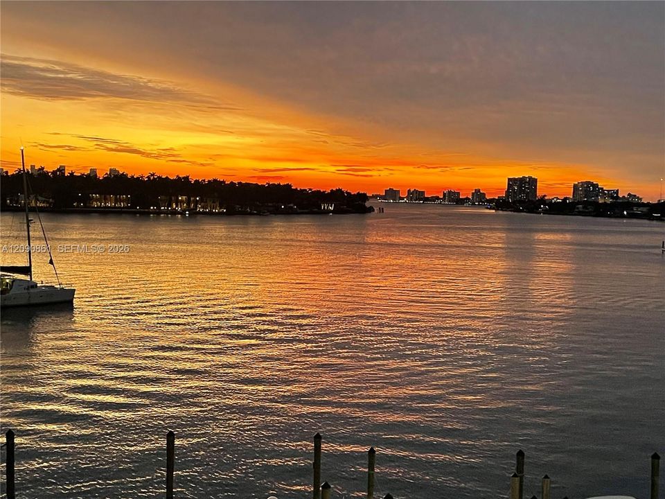For Rent: $2,700 (1 beds, 1 baths, 882 Square Feet)