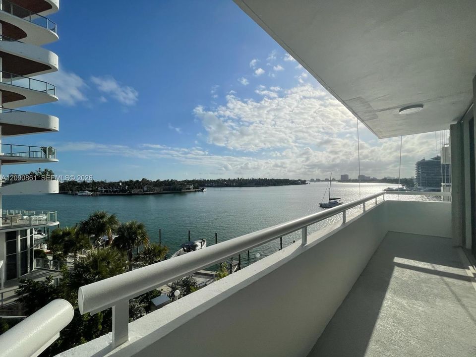 For Rent: $2,700 (1 beds, 1 baths, 882 Square Feet)
