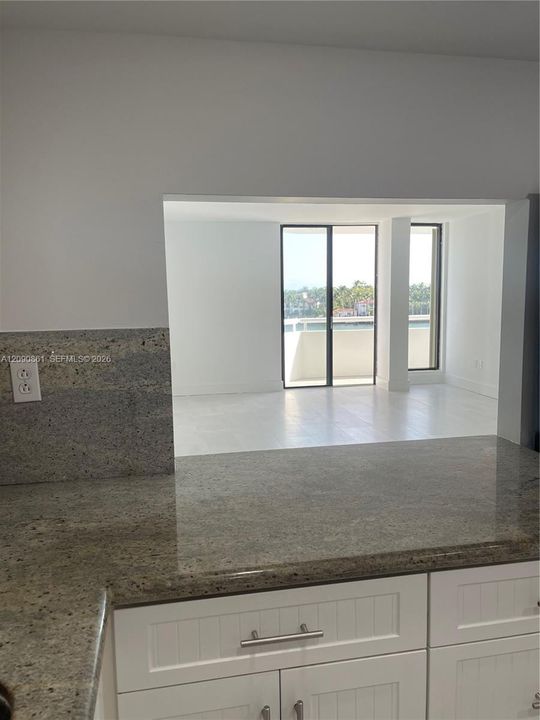 For Rent: $2,700 (1 beds, 1 baths, 882 Square Feet)