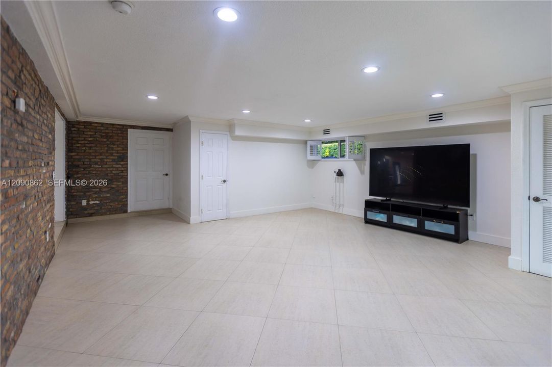 For Sale: $955,000 (4 beds, 3 baths, 2009 Square Feet)