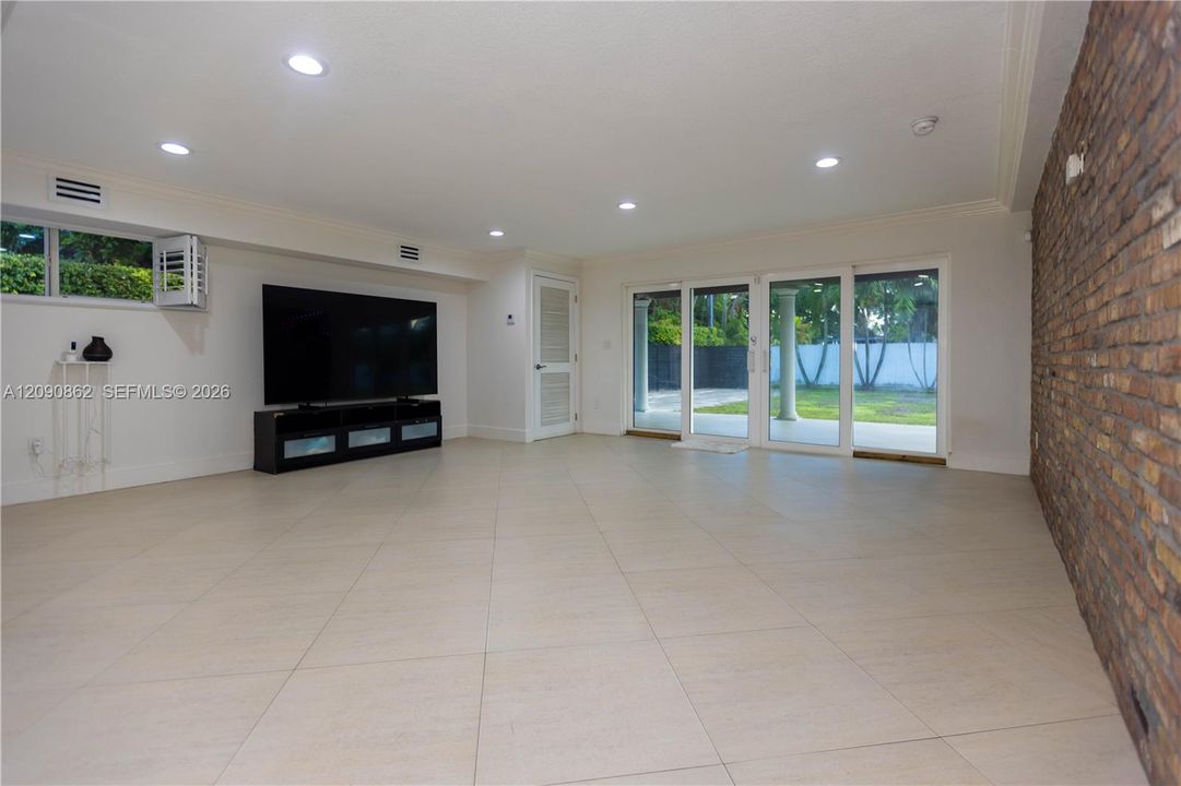 For Sale: $955,000 (4 beds, 3 baths, 2009 Square Feet)