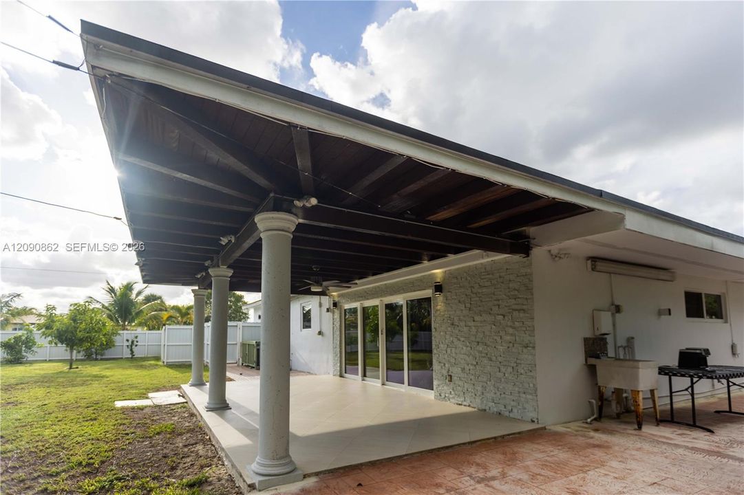 For Sale: $955,000 (4 beds, 3 baths, 2009 Square Feet)