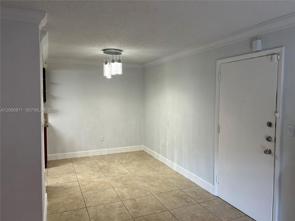 For Rent: $2,250 (2 beds, 1 baths, 816 Square Feet)
