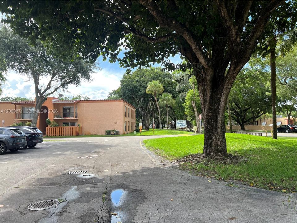 For Rent: $2,250 (2 beds, 1 baths, 816 Square Feet)